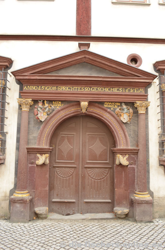 Michaelisstraße
Portal des 'Haus zum Güldenen Krönbacken'. Dieses Haus ist Bestandteil eines Gebäudekomplexes, bestehend aus dem Haupthaus, mehreren Nebengebäuden und einem Waidspeicher.
Schlüsselwörter: Haus zum GÃ¼ldenen KrÃ¶nbacken