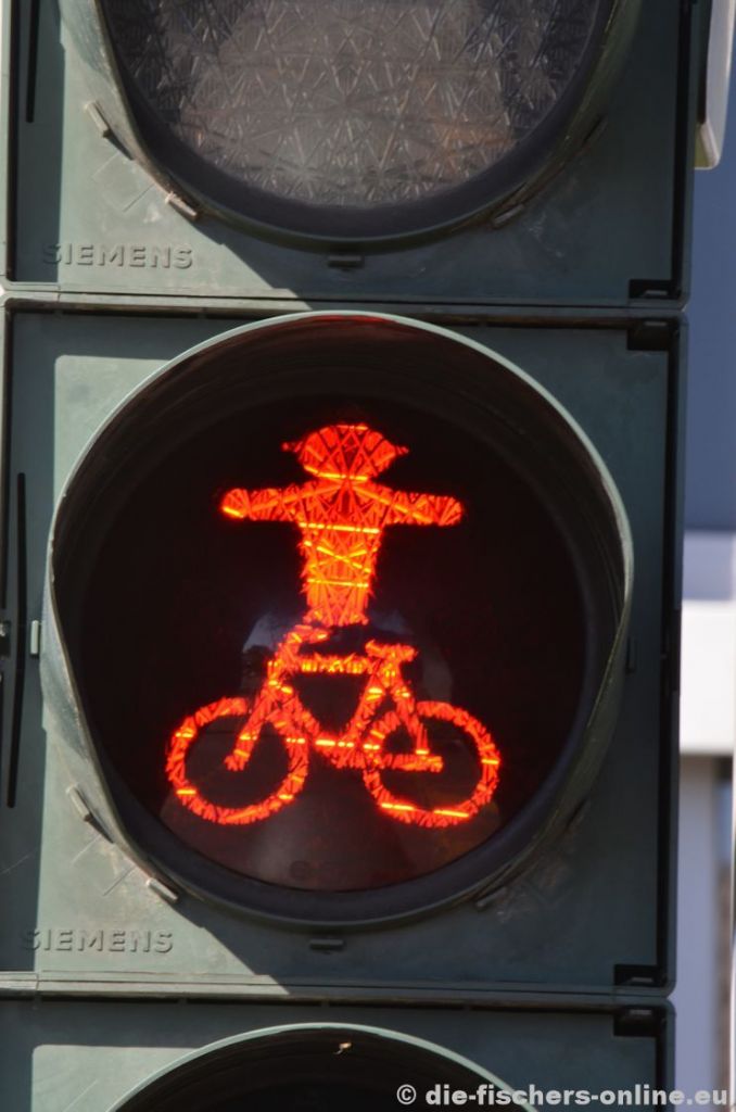 Kombination aus Fußgängerampel und Radfahrampel
