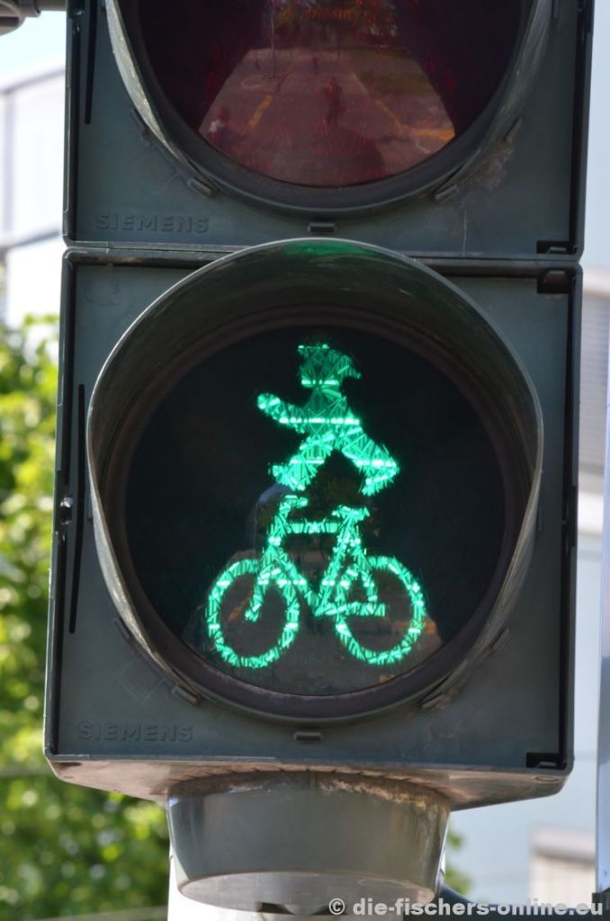 Kombination aus Fußgängerampel und Radfahrampel
