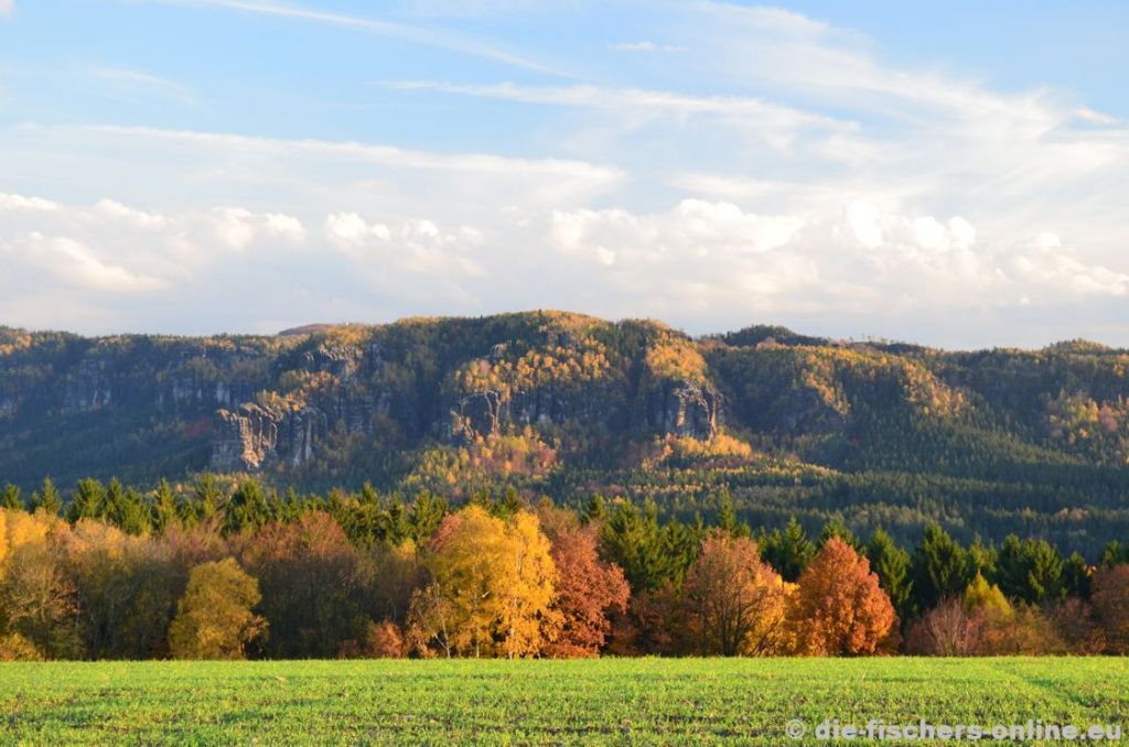 Affensteinpanorama
In der Abendsonne hat man von Mittelndorf aus einen herrlichen Blick auf die Affensteine.
