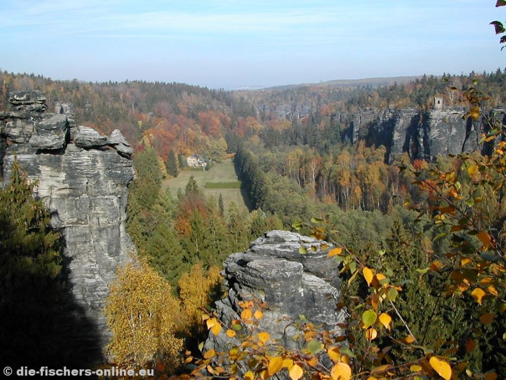 Bielatal - Blick in das Tal von der Johanniswacht
Im Bielatal befinden sich über 200 Kletterfelsen für Bergsteiger und solche, die es werden wollen. Einige Felsen sind auch für den Wanderer zugänglich.
