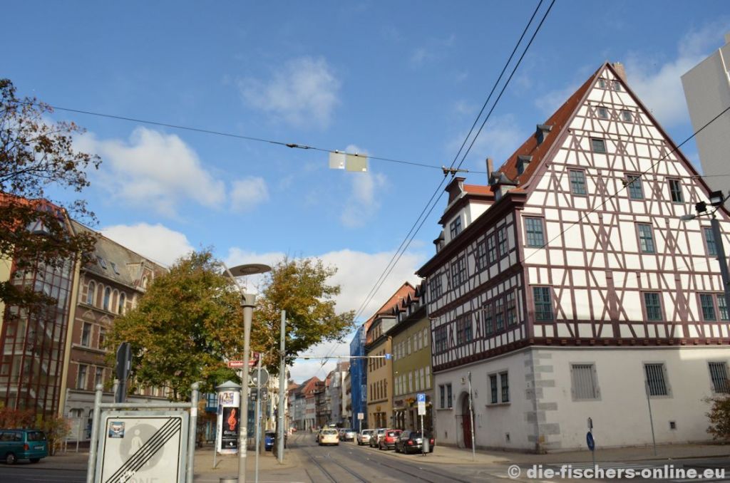 Johannesstraße
Eine der ältesten Straßen Erfurts. Auf der rechten Seite das 'Haus zum grünen Sittich und gekrönten Hecht' aus dem 16. Jahrhundert.
Schlüsselwörter: Haus zum grÃ¼nen Sittich und gekrÃ¶nten Hecht