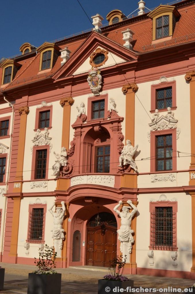 Regierungsstraße
Eingang zur Thüringer Staatskanzlei, dem Sitz des Ministerpräsitenten/der Ministerpräsidentin Thüringens.
