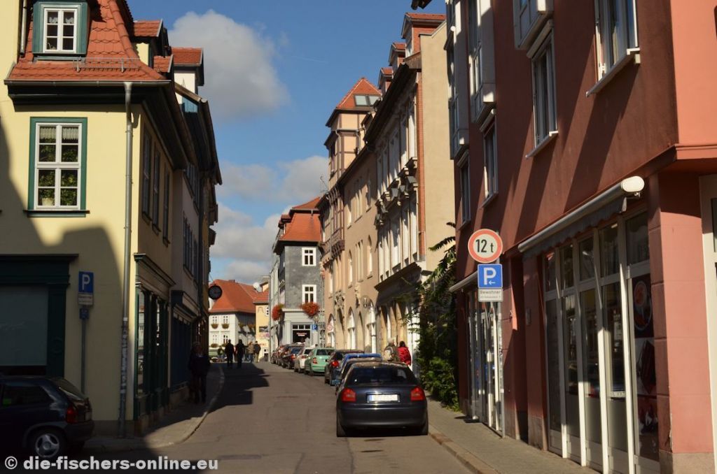 Lange Brücke
Kleine Geschäfte prägen heute das Bild. Der Name Lange Brücke stammt von den beiden Brücken, die die beiden Seitenarme der Gera überspannen. 
