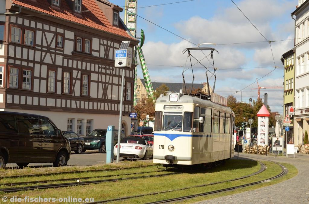 Stunzengasse
Blick von der Stunzengasse zum Fachwerkhaus 'Grüne Apotheke' am Domplatz. Die historische Straßenbahn kann für Stadtrundfahrten genutzt werden. Im Bild ein G4 aus dem Jahre 1965.
