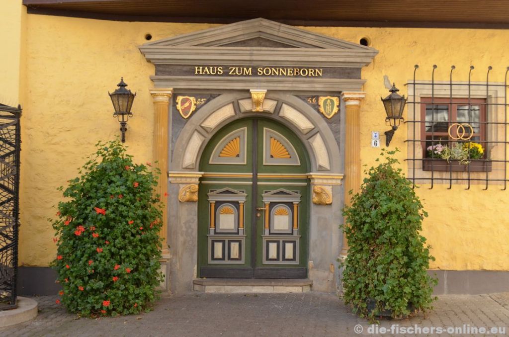 Große Arche
Das 'Haus zum Sonneborn' aus dem Jahre 1546 beherbergt seit 1988 das Standesamt Erfurt. Zu sehen ist das Portal des Hauses.
Schlüsselwörter: Haus zum Sonneborn