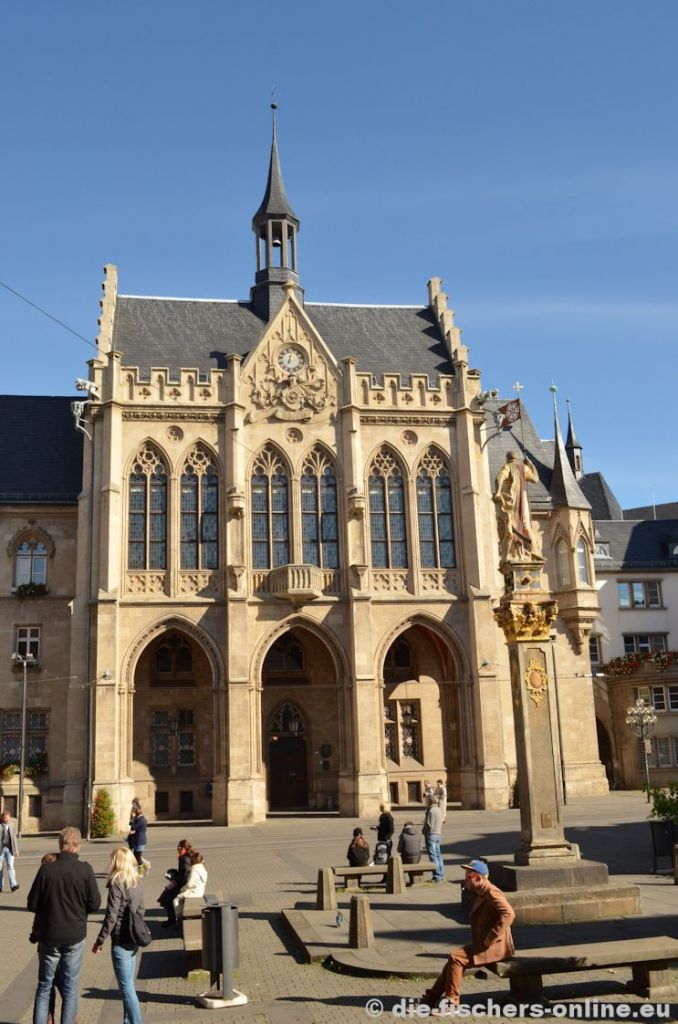 Fischmarkt
Bereits im Mittelalter entwickelte sich der Fischmarkt zum Zentrum der Stadt Erfurt. Heute befindet sich dort u.a. das Rathaus aus dem Jahre 1875.
