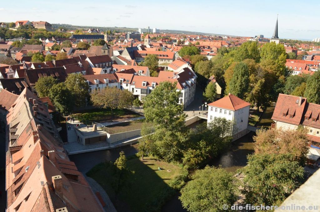 Ägidienkirche (Krämerbrücke)
Blick in nördliche Richtung. Gut zu erkennen ist die mittelalterliche Mikwe (links im Vordergrund). Rechts das 'Haus zur Steinecke', welches eines der ältesten Häuser der Stadt ist (erbaut um 1200) und zum Schutz der Krämerbrücke diente. Im Jahre 1484 wurde hier ein Universitätshospital eingerichtet. Heute befindet sich dort eine Gaststätte.

