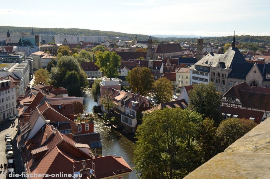 Ägidienkirche (Krämerbrücke)
Blick in südliche Richtung. Dem aufmerksamen Betrachter werden die Predigerkirche und der Paulsturm aufgefallen sein. Im Vordergrund die Gera, rechts die Rückseite des Rathauses am Fischmarkt.
Auf der linken Seite (vor der Wohnscheibe) ist die Ruine der Barfüßerkirche zu sehen, die 1944 zerstört wurde.
