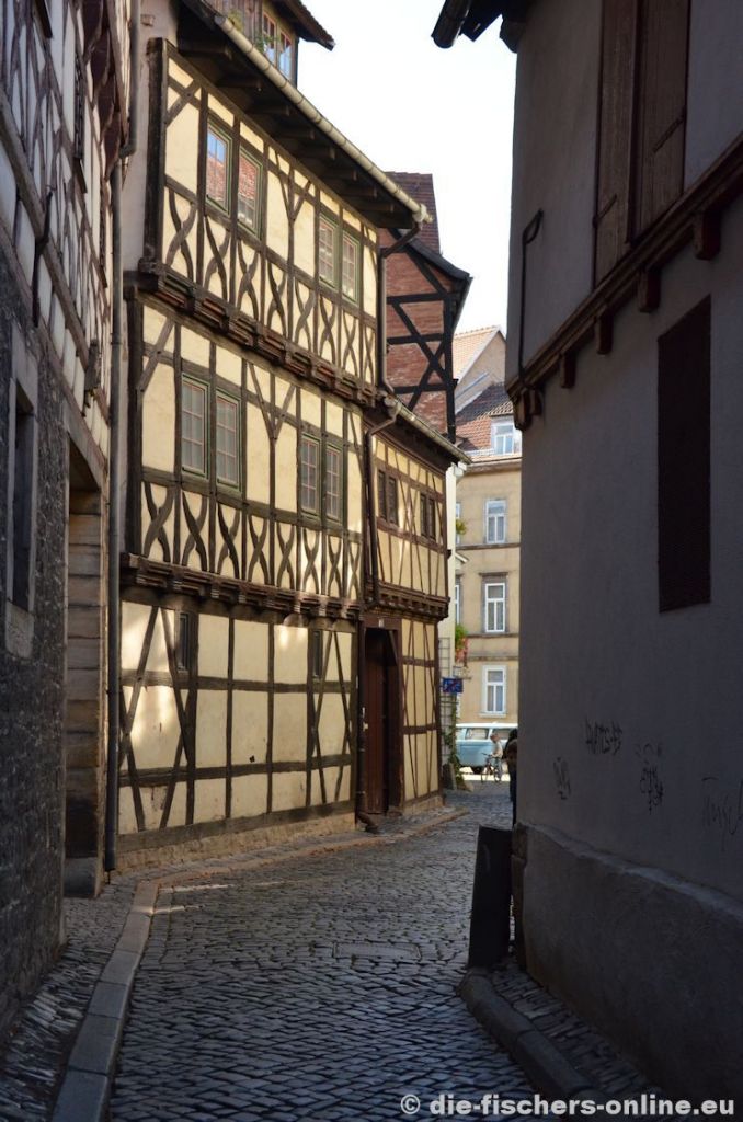 Waagegasse
Diese Gebäude dienten dazu, Waren zu lagern, die in der Stadt angeboten und verkauft werden mussten, bevor diese weitertransportiert werden durften (zu diesem Zweck hatte die Stadt das Stapelrecht verliehen bekommen).
