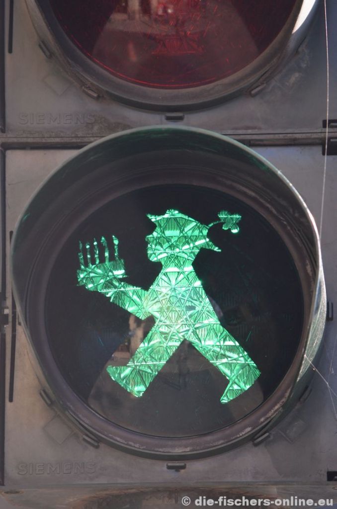 Alles Gute zum 50. Geburtstag, liebes Ampelmännchen!
50 Jahre Ampelmännchen (Oktober 2011): Stadtbibliothek Domplatz/Ecke Pergamentergasse
