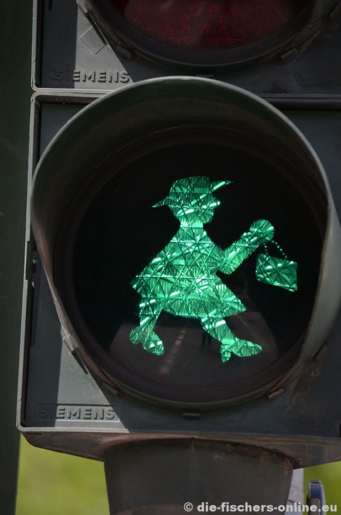 Die Tante geht in die Stadt...
Juri-Gagarin-Ring/Krämpferstraße
Bis 2012 war dieses Ampelmännchen an der genannten Stelle zu finden. Im November 2013 war an der Stelle ein ganz normales Ampelmännchen zu sehen. Wer hat die Tante an anderer Stelle gefunden und kann sachdienliche Hinweise geben?
