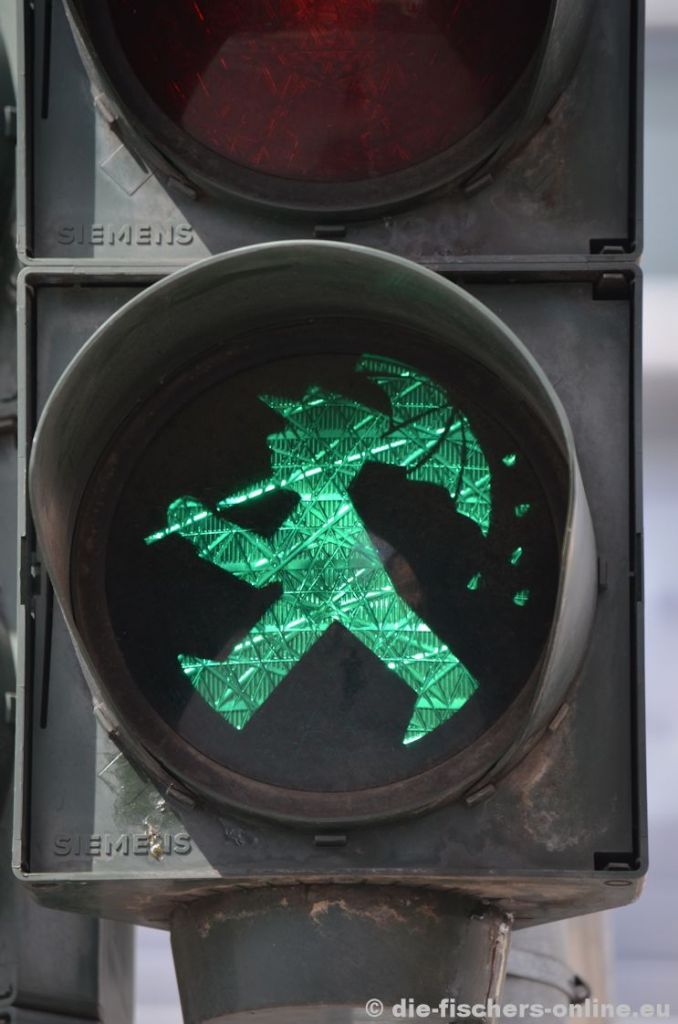 Ampelmann mit Regenschirm
Bahnhofstraße - eines der ersten veränderten Männchen (ca. 1985)
