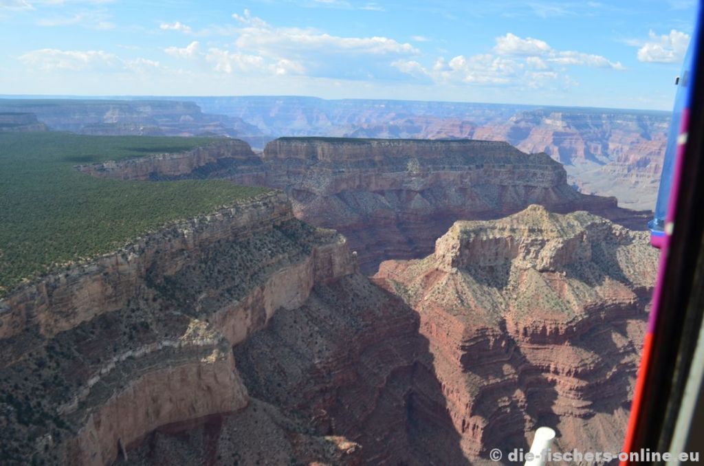 Grand Canyon: Blick zum Yuma Point (South Rim)
Erkundung des Grand Canyon vom Helicopter aus. Von Tusayan geht es nordwestlich über den Kaibab National Forest zum Canyon. Plötzlich endet das Plateau und gibt einen atemberaubenden Blick auf den Canyon frei.
Unser Flug geht entlang des Dragon Corridors bis fast an das gegenÃ¼berliegende Ende der North Rim.
