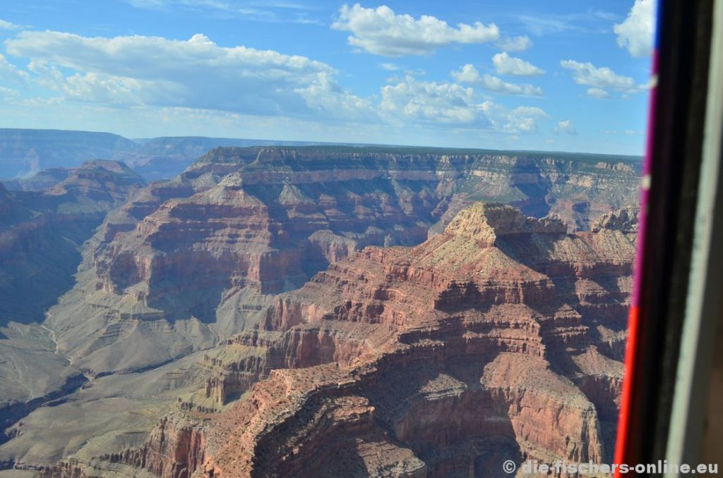 Grand Canyon: Blick zum Tower of Ra
Tief unten im Tal schlängelt sich der Colorado River entlang. Man mag es kaum glauben, aber bis unten sind es bis zu 1.600 Meter! Viele der durch Wind und Wetter geformten Felsen haben Namen aus der ägyptischen Geschichte. wenn man genau hinsieht kann man sich denken warum: Viele Felsformationen sehen wie Pyramiden aus.
Im Hintergrund befindet sich der Point Sublime, ein Aussichtspunkt der North Rim.
