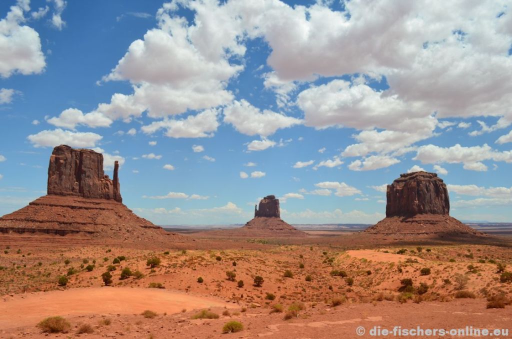 Monument Valley: Bekannte Felsformationen
Unsere nächste Station war das Monument Valley, welches aus zahlreichen Westernfilmen bekannt ist. Das Tal liegt im Reservat der Navajo Indianer.
