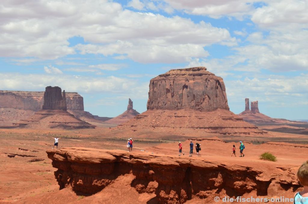 Monument Valley
Die Tafelberge bestehen aus Kalkstein bzw. auch aus Sandstein und sind letztendlich die Überreste des ursprünglichen Plateaus. Wind und Wetter formten die Steine zum heutigen Aussehen. Die Navajo Indianer haben nahezu alle Steine mit Namen versehen.
