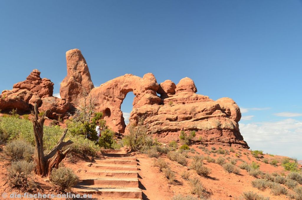 Arches: Turret Arch
In Utah befindet sich der Nationalpark Arches (deutsch: Bögen). Arches zeichnet sich durch eine Vielzahl von markanten Steinbögen aus, welche sich über ein sehr großes Gebiet (ca. 300 kmÂ²) erstrecken. Nahezu alle Bögen besitzen auch hier einen Namen.
