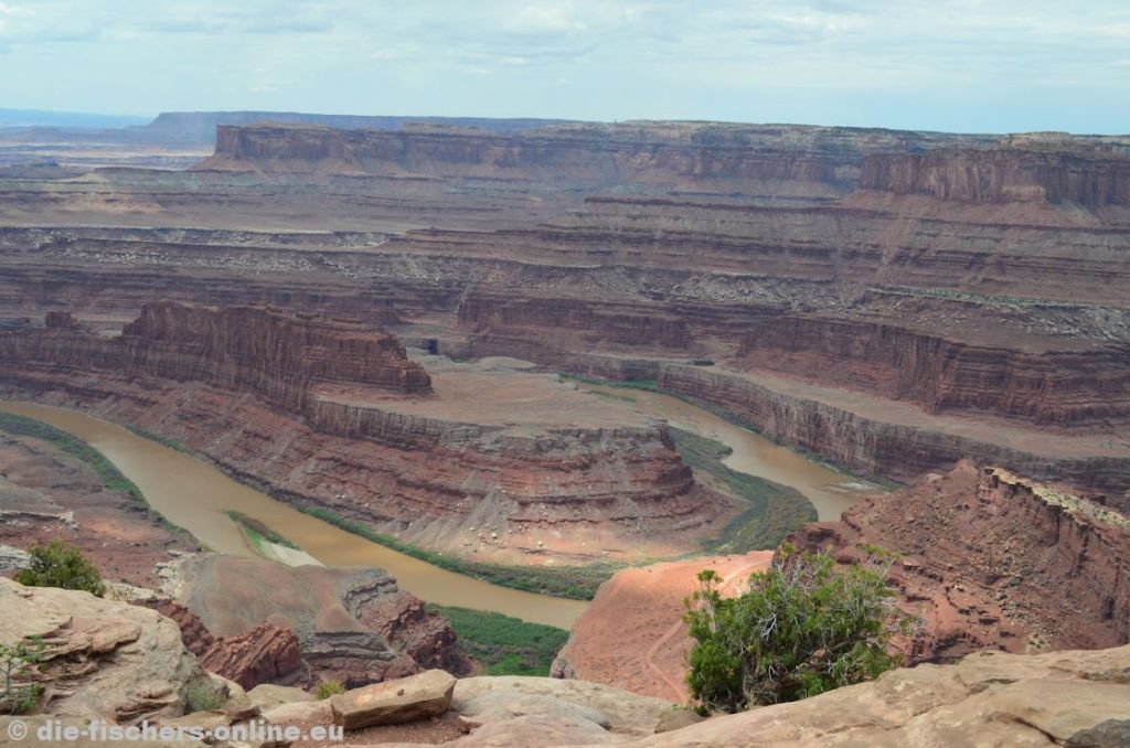 Dead Horse Point State Park: Kehrschleife des Colorado River
Blick von der Südspitze des Dead Horse Point State Parks auf den Colorado River in Richtung Canyonlands (ein weiterer Nationalpark). Der Colorado River liegt an dieser Stelle ca. 600 Meter tiefer.
