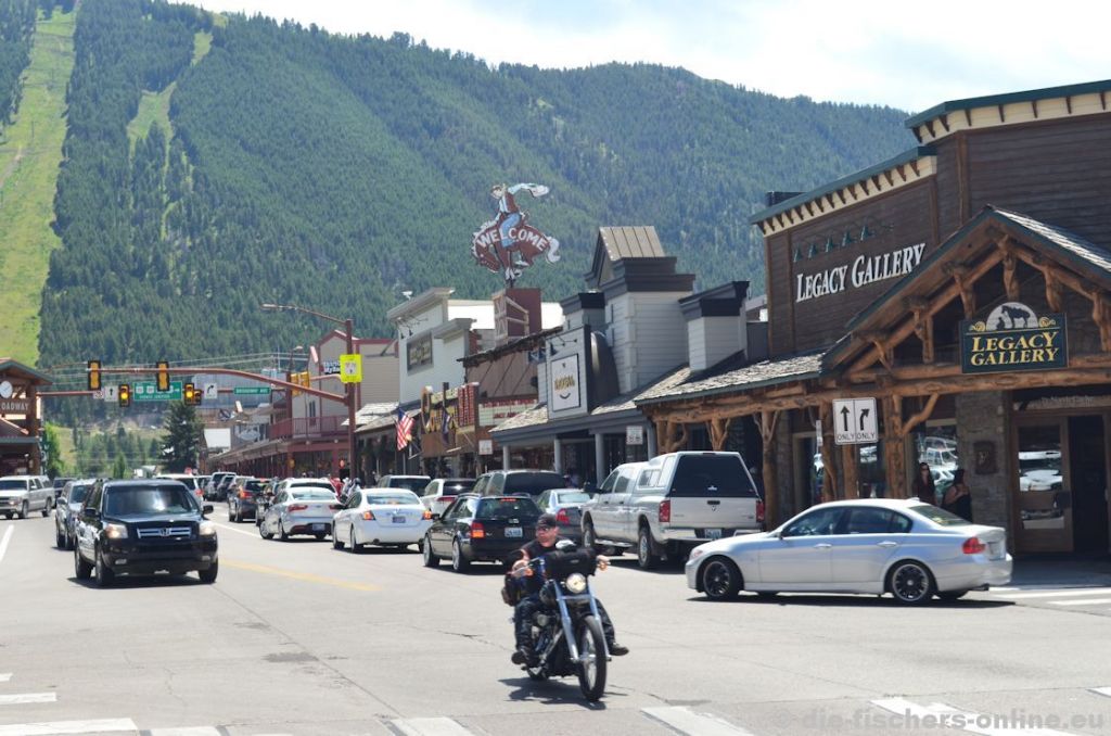Westernstadt Jackson 
Jackson kann man wohl als Cowboy-Stadt der modernen Zeit bezeichnen. Die Lebensweise der Cowboys prägen das Bild der Stadt. Jackson liegt in unmittelbarer Nähe zum Grand Teton Nationalpark.
