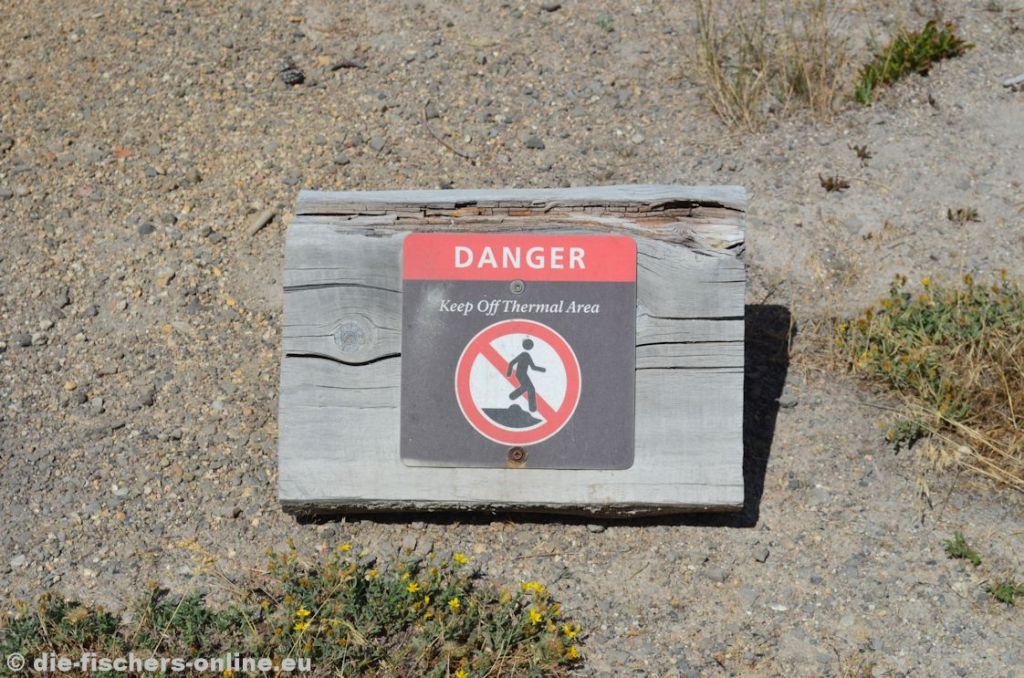Yellowstone: Hinweisschild zum Schutz der Natur
Neben Geysiren findet man auch Schlammtöpfe und heiße Quellen. Um die Natur (und sich selbst) zu schonen, findet man diese Hinweise häufig am Wegesrand.
