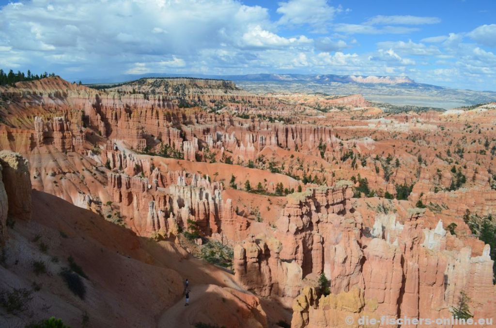 Bryce Canyon: Panorama des Sunset Point
Nicht nur die (markanten) Hoodoos haben Namen erhalten, sondern auch die Formationen in der Ferne. So ist zum Beispiel in der Mitte rechts das sinkende Schiff zu sehen.
