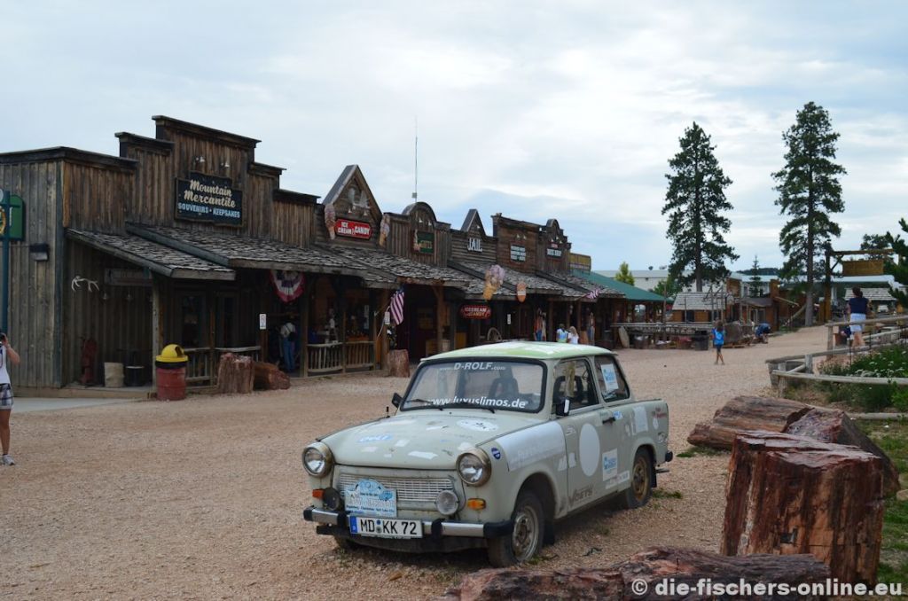 Bryce Canyon: Old Bryce Town
In unmittelbarer Nähe unseres Hotels findet man ein paar Souvenierläden im Westernstil sowie einen guten alten Trabbi, der seit 2002 im Bryce Canyon zu bewundern ist ;)...

