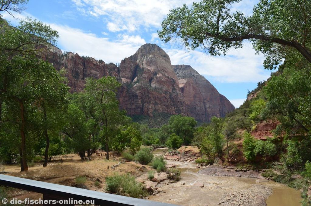 Zion: Blick zum East Temple
Während eines kurzen Aufenthalts im Zion Canyon kann man das ein oder anderen interessante Motiv finden. Hier der East Temple mit einer Höhe von 2.350 Metern.
