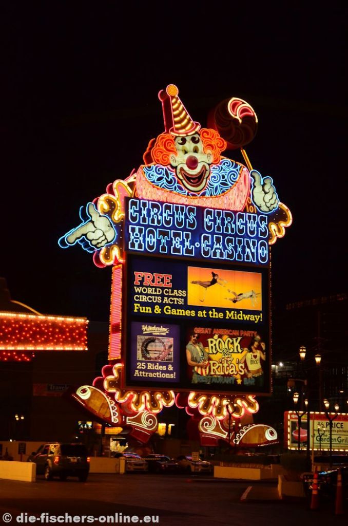 Las Vegas: Hoteleingang bei Nacht
...das Hotel liegt am Ende des Strip (der Hauptachse von Las Vegas) und zählt mit zu den älteren Hotels.
