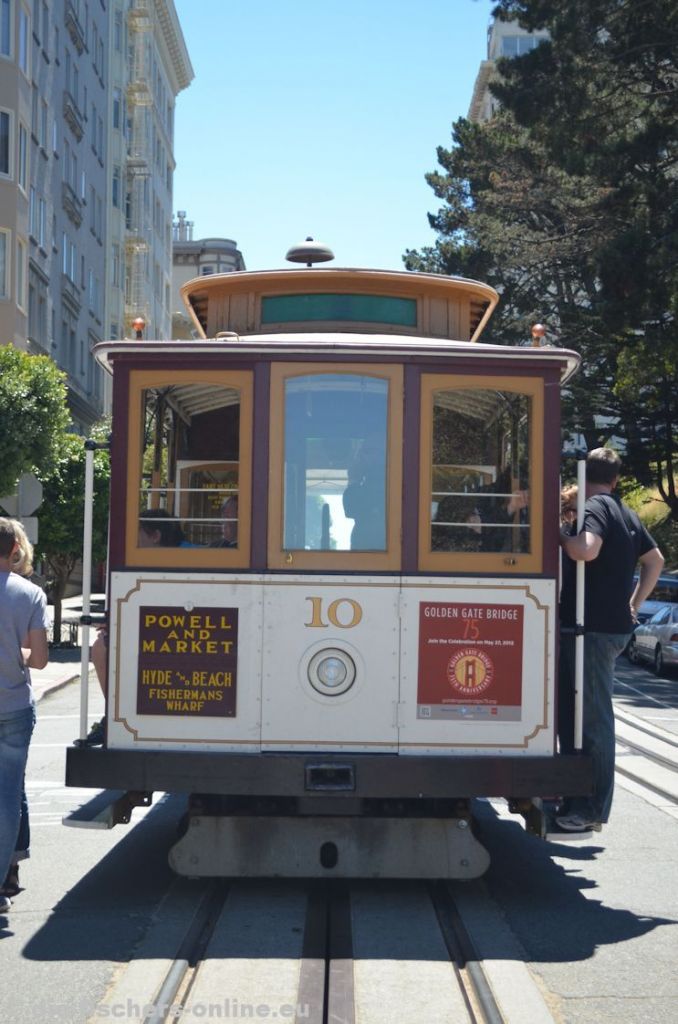 San Francisco: Cable Car
Der Cable Car wird an einem Kabel unterhalb der Straße von einer Haltestelle zur anderen Haltestelle gezogen, um die steilen Straßen befahren zu können.
