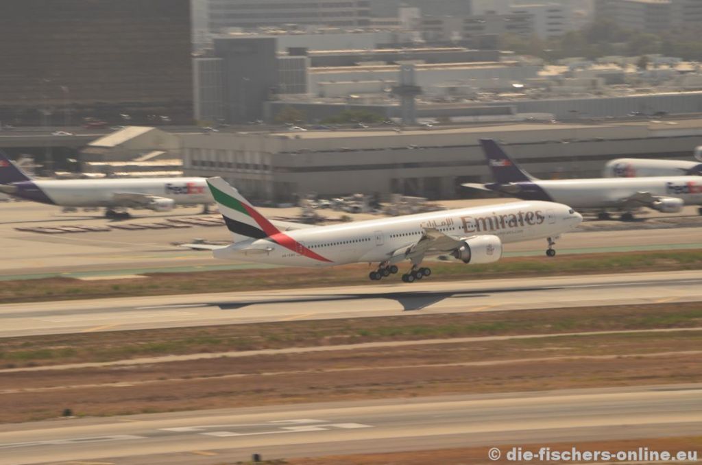 Los Angeles: Blick von unserem Hotel auf den Flughafen
So langsam geht es wieder heimwärts. Von unserem Hotelfenster aus haben wir einen tollen Blick auf die Landebahn des Flughafens.
