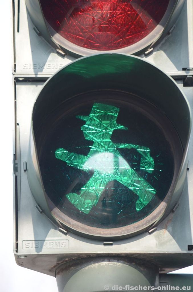 Ampelmann mit Zylinder
Straßenbahnübergang Melchendorf
