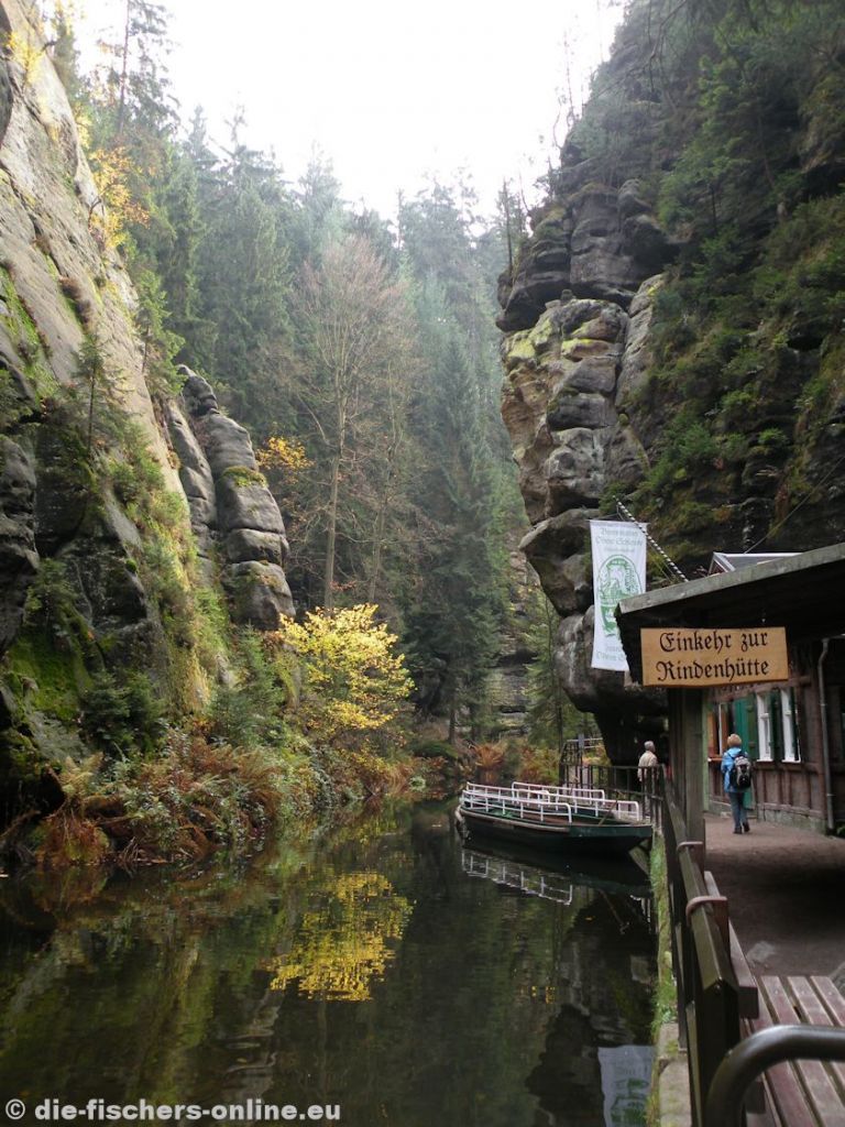 Hinterhermsdorf - Obere Schleuse
Eine Kahnfahrt zur oberen Schleuse sollte man auf jeden Fall einplanen. Bei Hinterhermsdorf wurde die Kirnitzsch angestaut, um Holzflößerei zu betreiben. Heute kann man mit einer Kahnfahrt die Schönheiten der wildromantischen Kirnitzsch kennen lernen.
