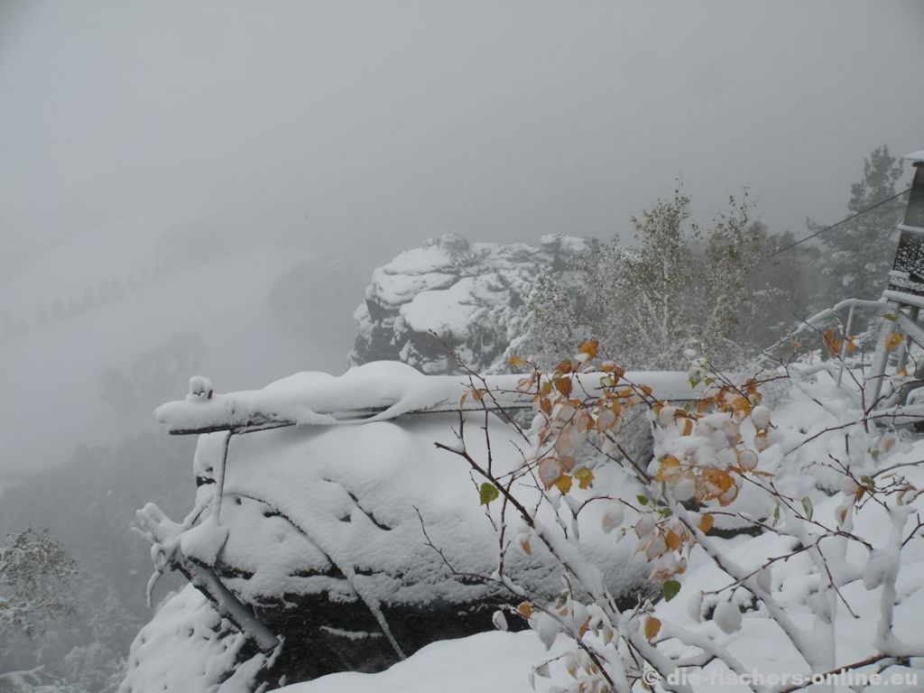Papststein - Alles trüb und dennoch schön
Im Oktober wurden wir auch schon mit Schnee überrascht. Als Folge dessen wurde nahezu der gesamte Nationalpark gesperrt. Einige wenige Steine waren dennoch zugänglich.
