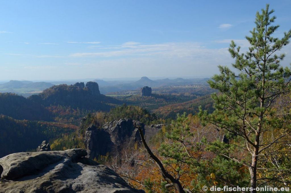 Carolafels
Der zentral im Affensteingebiet gelegene Carolafels bietet eine schöne Aussicht auf die Schrammsteine (links), den Falkenstein (Bildmitte) sowie weiter entfernte Felsen, wie Lilienstein und Königstein.
