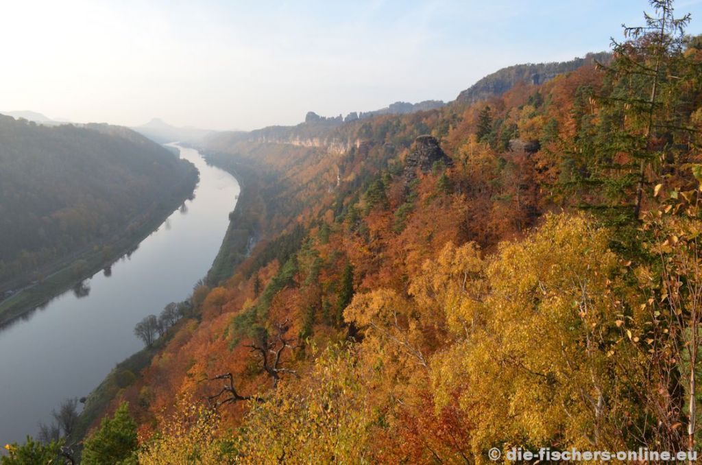 Schrammsteine - Blick von der kleinen Bastei
Die kleine Bastei ist 'nur' ein Aussichtspunkt, der aber einen sehr schönen Blick in das Elbtal und zu den Schrammsteinen gestattet.
