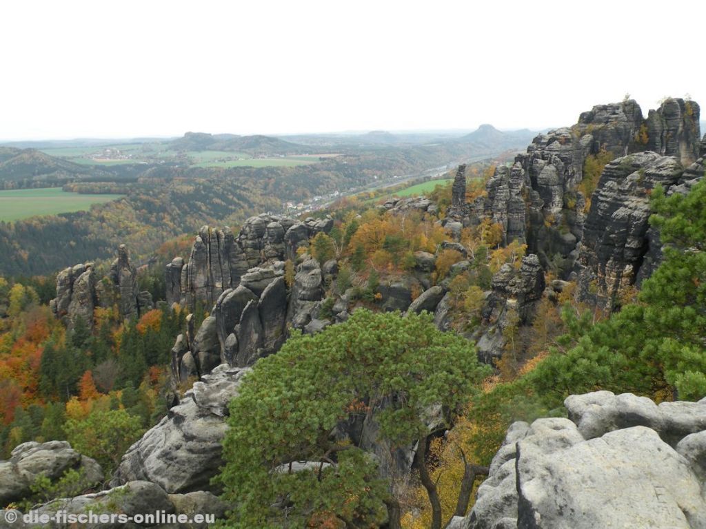 Elbaussicht
In der Nähe der Schrammsteinaussicht findet man noch heute die nicht ausgeschilderte Elbaussicht, die einen schönen Blick in das Elbtal gestattet. Die Felsnadel im Vordergrund ist die Tante.
